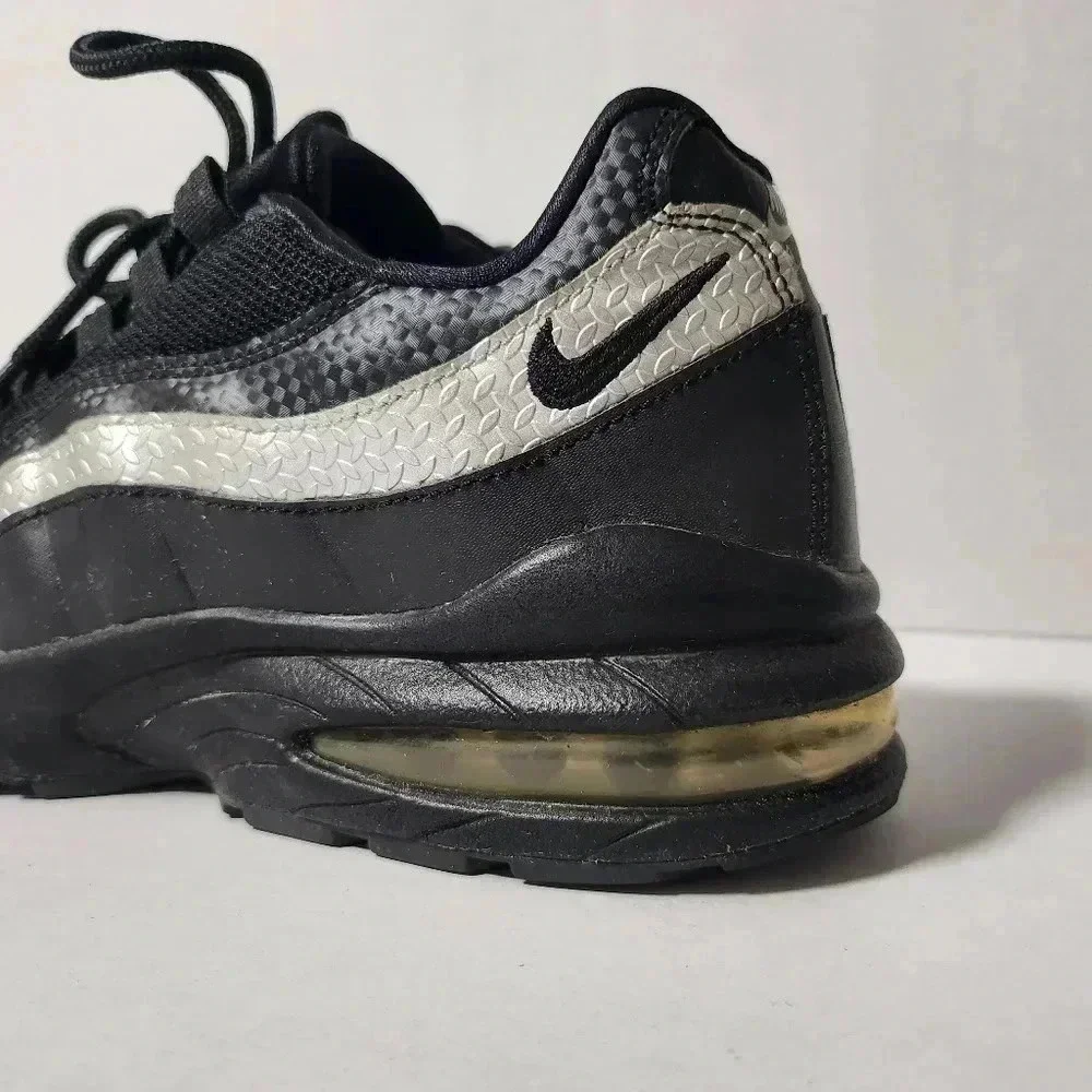 Nike Air‎ Max Youth black and silver size 6.5